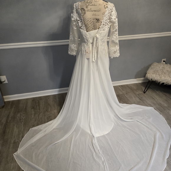 Elegant White Lace Wedding Dress - Picture 5 of 9